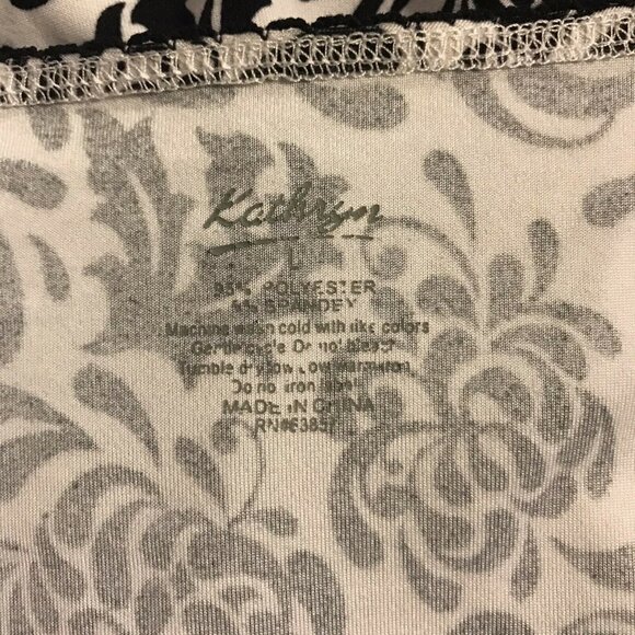 Kathryn. Size Large. Stretch Top. Gathering under bust all around. Comfy. B20 - Picture 6 of 6
